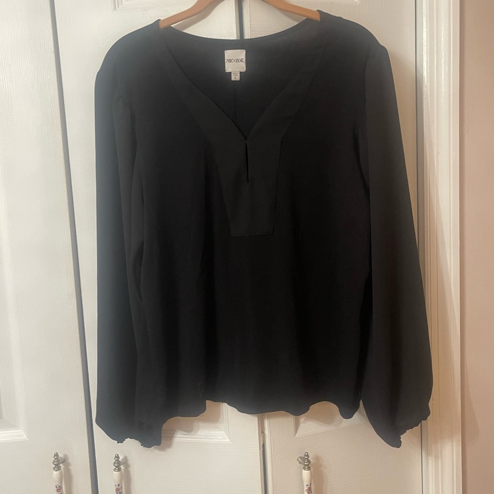 NWT Nic+Zoe black, long-sleeved, V-neck blouse Size Large
